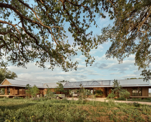 fachada con listones de madera acabados