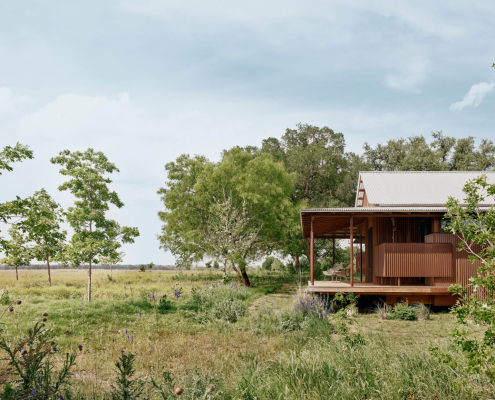 fachada con listones de madera barata